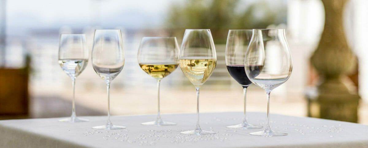 Basics: The Difference Between Red and White Wine Glasses