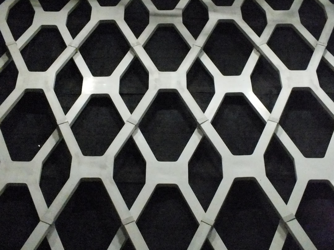 Photo Lattice vs Slat Rack